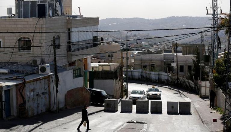 حواجز خرسانية جديدة على مدخل حي جبل المبكر بالقدس الشرقية