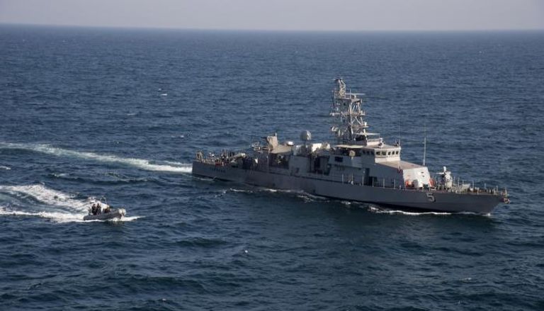 سفينة أمريكية تضرب 3 طلقات تحذيرية على سفن إيرانية