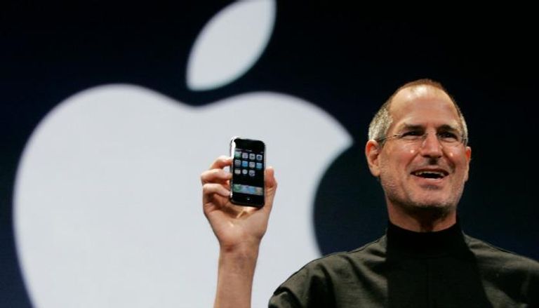 ستيف جوبز مع أول هاتف أيفون في 2007