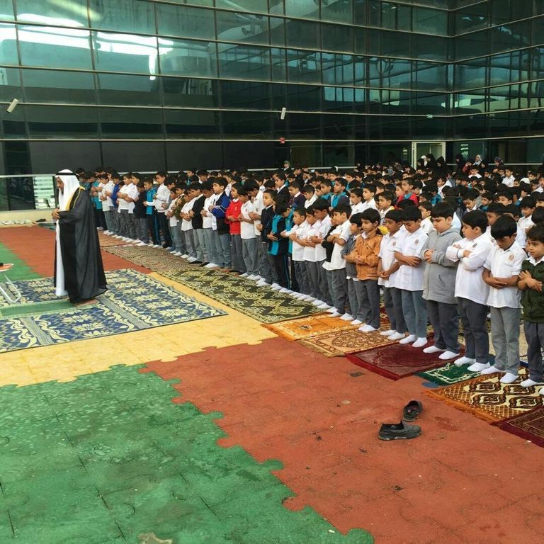 جانب من المصلين في دولة الإمارات