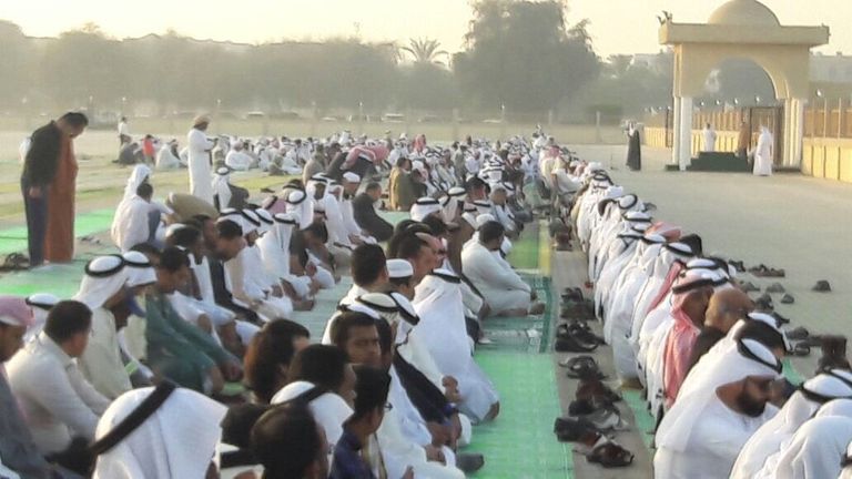 جانب من المصلين في دولة الإمارات