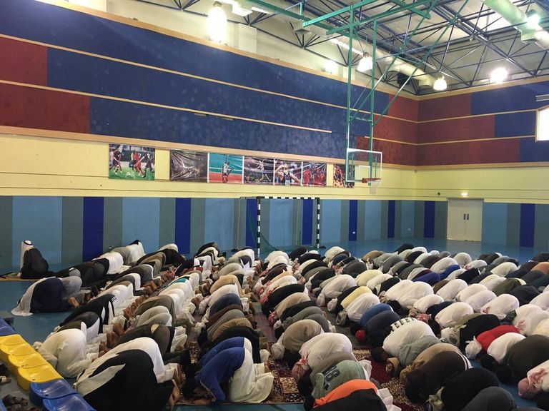 جانب من المصلين في دولة الإمارات
