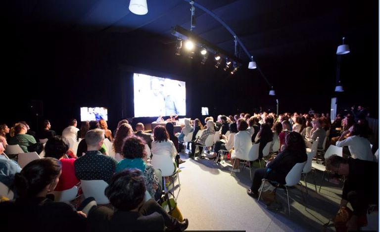 جلسة حوارية في دورة سابقة للمنتدى منتدى الفن العالمي