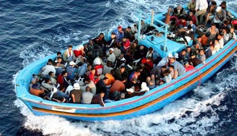 قارب يحمل مهاجرين غير شرعيين