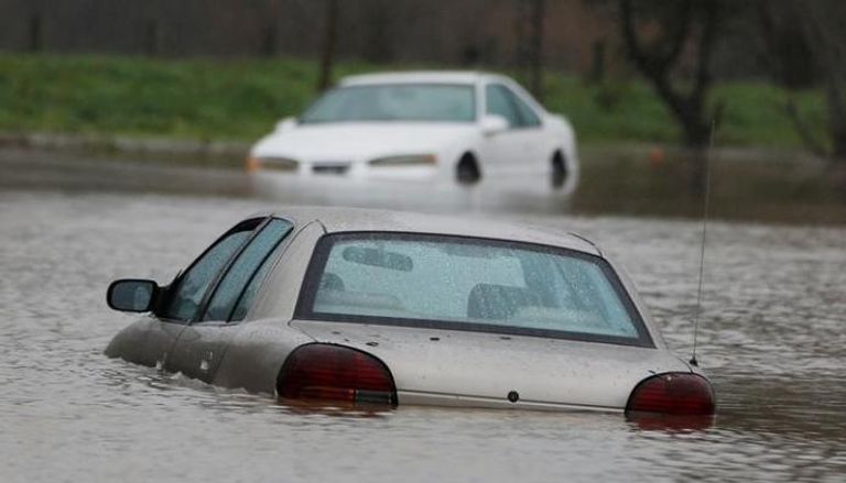 سيارتان مغمورتان بالمياه خلال فيضان مياه الأنهار في كاليفورنيا