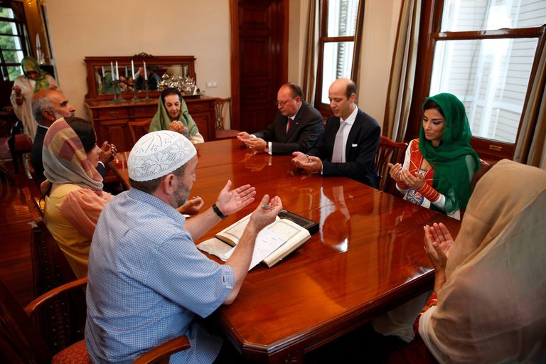 عقد قران الأمير محمد علي وزوجته الأميرة نوال الأمير محمد علي وزوجته مع الطفلين