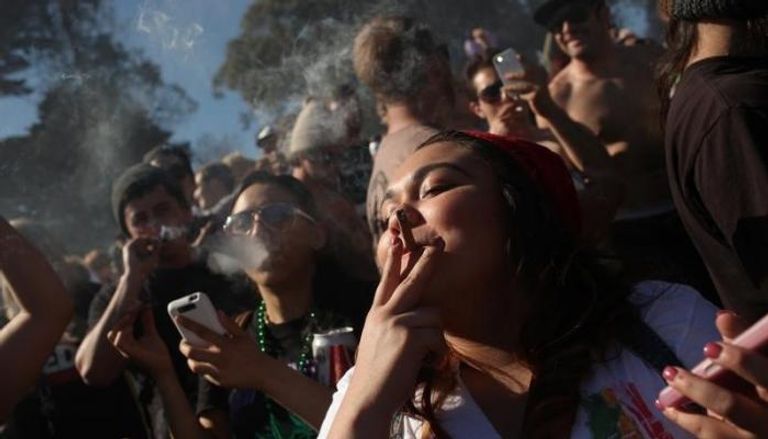 أشخاص يدخنون الماريجوانا في سان فرانسيسكو