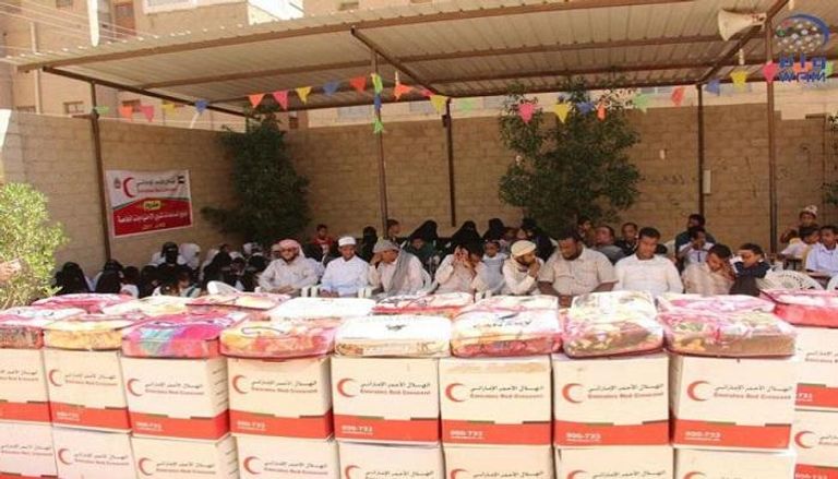 الهلال الأحمر الإماراتي يقدم مساعدات لذوي الإعاقة بوادي حضرموت