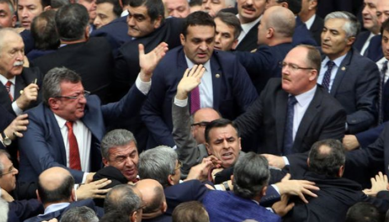 الشجار الذي وقع بجلسة البرلمان التركي 