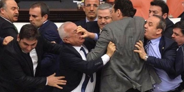 الشجار الذي وقع بجلسة البرلمان التركي