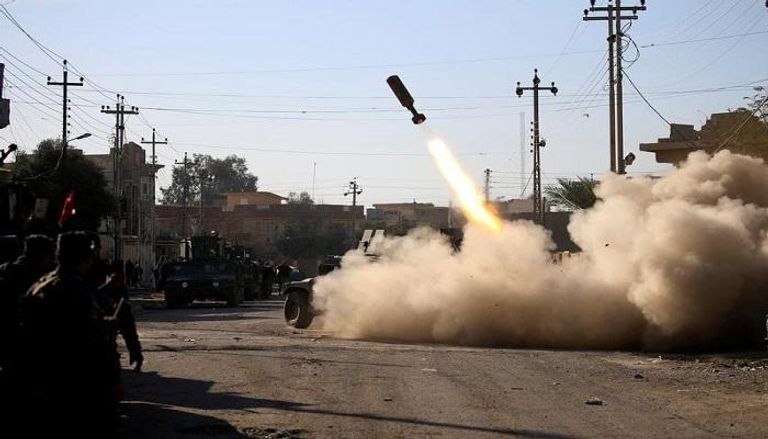 الشرطة العراقية تطلق صواريخ باتجاه مقاتلي داعش