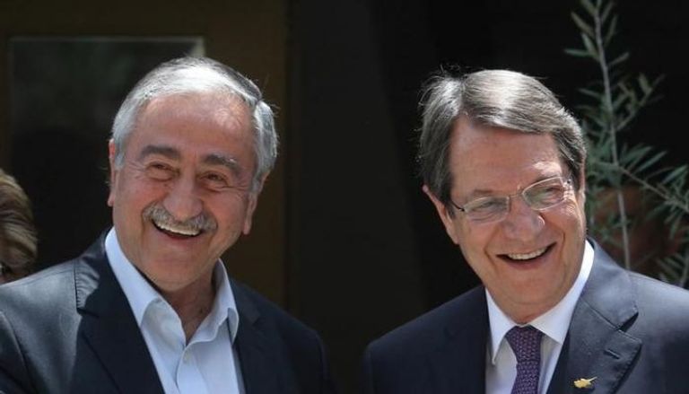 الرئيس القبرصي اليوناني نيكوس أناستاسيادس ورئيس جمهورية شمال قبرص التركية