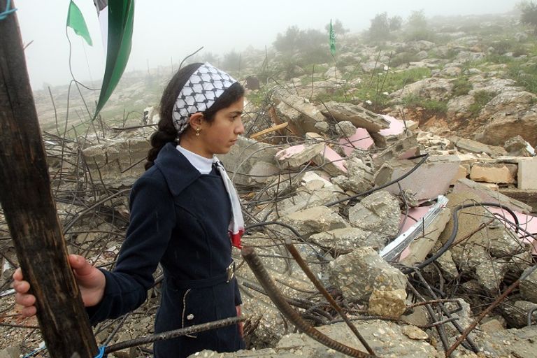 فلسطينيون يلجأون للسماء بعد هدم منزلهم