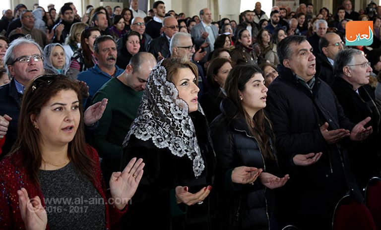 حجاج يؤدون المناسك في الكنيسة الكاثوليكية بالأردن