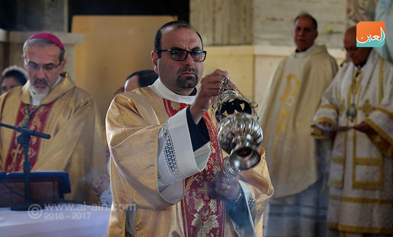 حجاج يؤدون المناسك في الكنيسة الكاثوليكية بالأردن