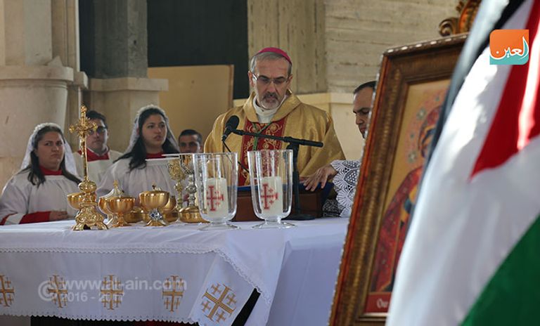 حجاج يؤدون المناسك في الكنيسة الكاثوليكية بالأردن