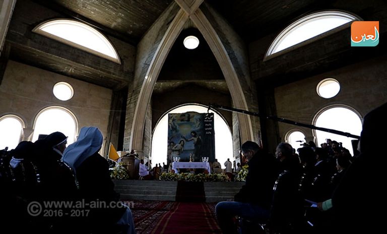 حجاج يؤدون المناسك في الكنيسة الكاثوليكية بالأردن