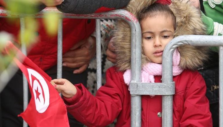 طفلة تونسية تحيي ذكرى الانتفاضة