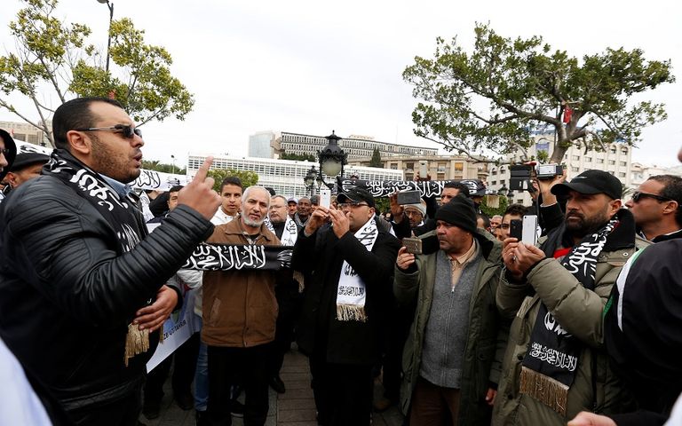 طفلة تونسية تحيي ذكرى الانتفاضة