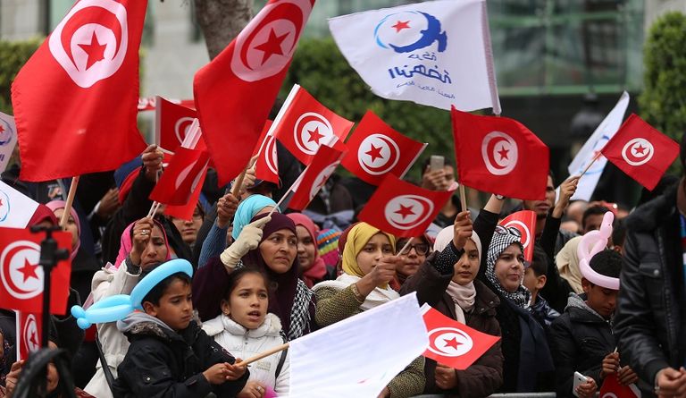 طفلة تونسية تحيي ذكرى الانتفاضة