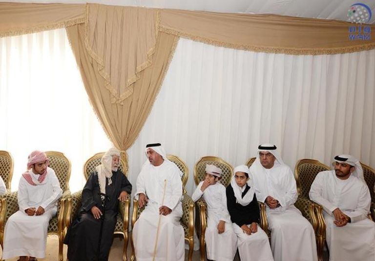  سلطان بن خليفة يقدم واجب العزاء لذوي الشهيد أحمد  راشد المزروعي