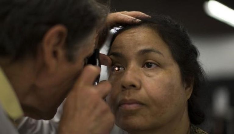 طبيب يفحص عيني مريضة في عيادة في لوس أنجلوس