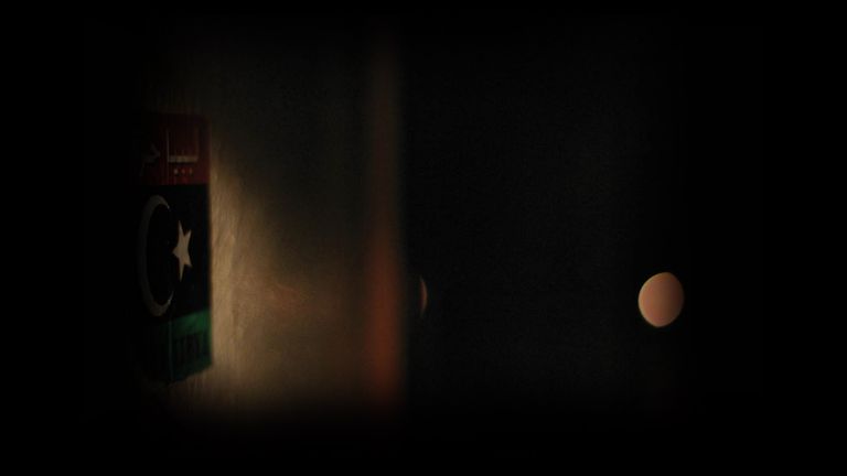 مشهد الظلام يعكس معاناة المواطن الليبي