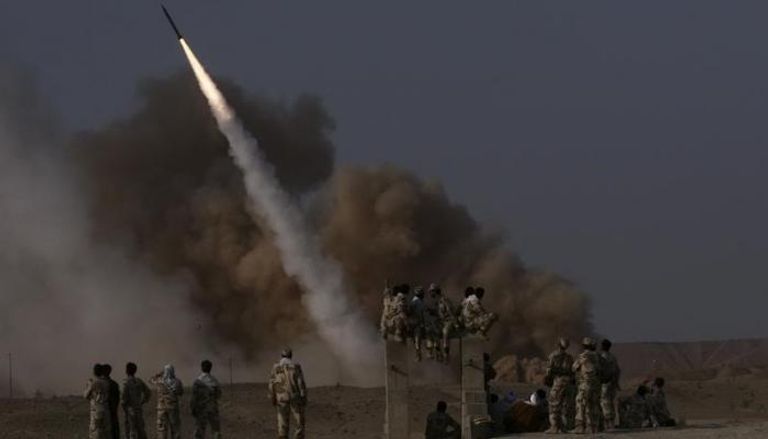 أفراد من ميليشيا الحرس يتابعون إطلاق صاروخ في قم الاثنين الماضي