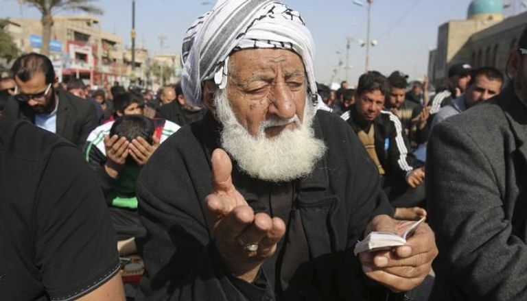 عراقي يصلي الجمعة ببغداد