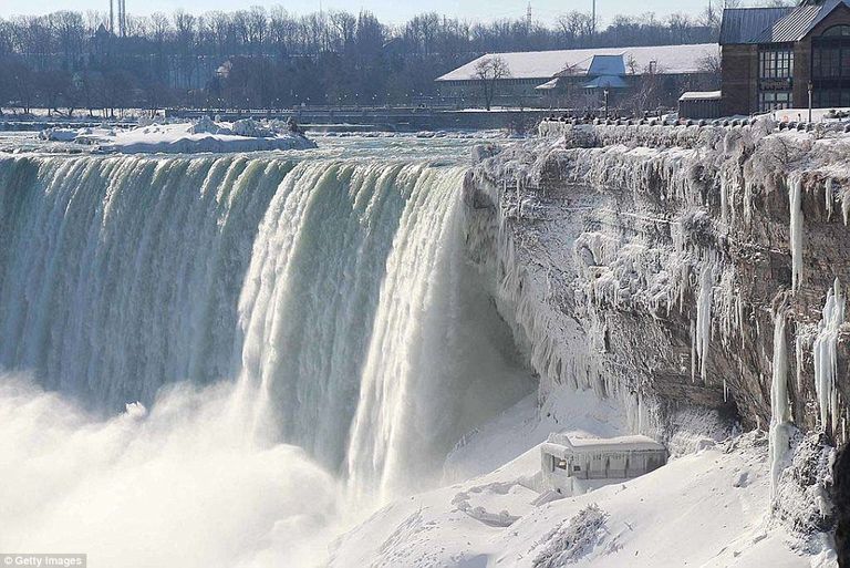 الثلوج تغطي المعالم المختلفة