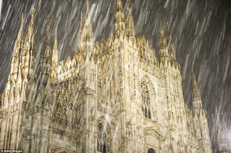 الثلوج تغطي المعالم المختلفة