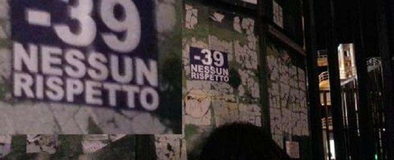 ملصقات جماهير فيورنتينا مشجعو اليوفي يرفعون لافتة في ذكرى كارثة هيسل