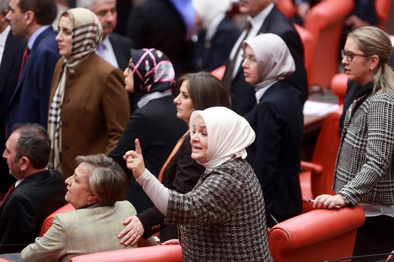 تشابك بالأيدي بين الحزب الحاكم والمعارضة بالبرلمان