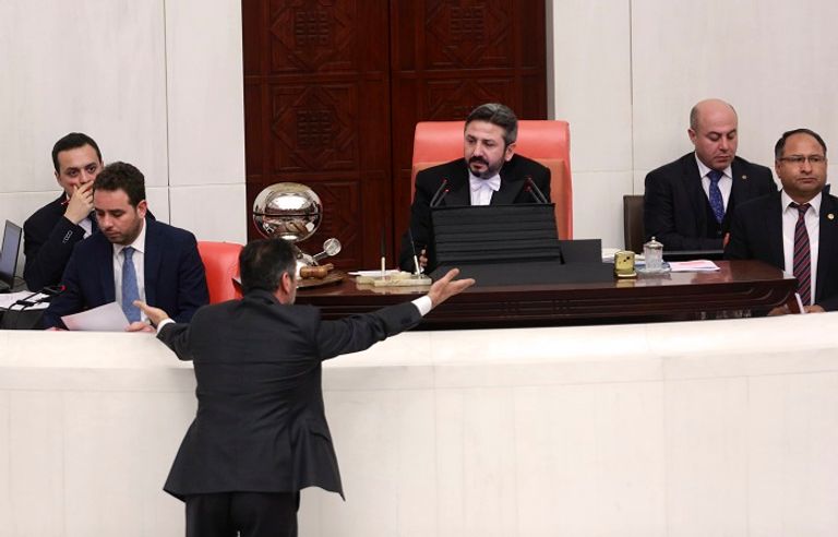 تشابك بالأيدي بين الحزب الحاكم والمعارضة بالبرلمان