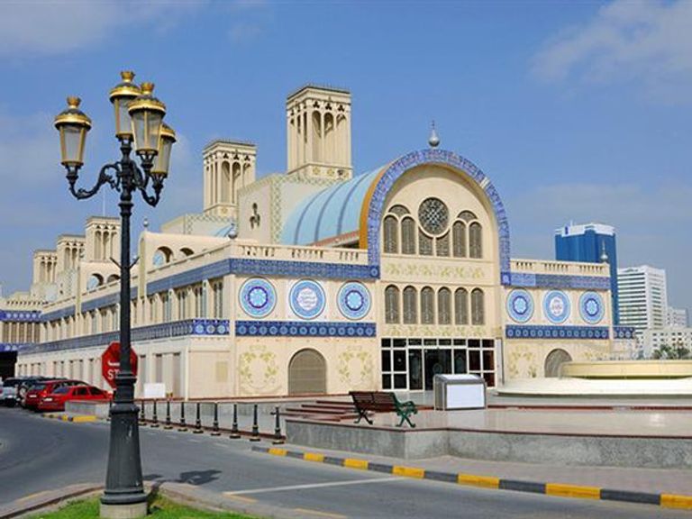 سلطان القاسمي في جولة لعمارة الشارقة