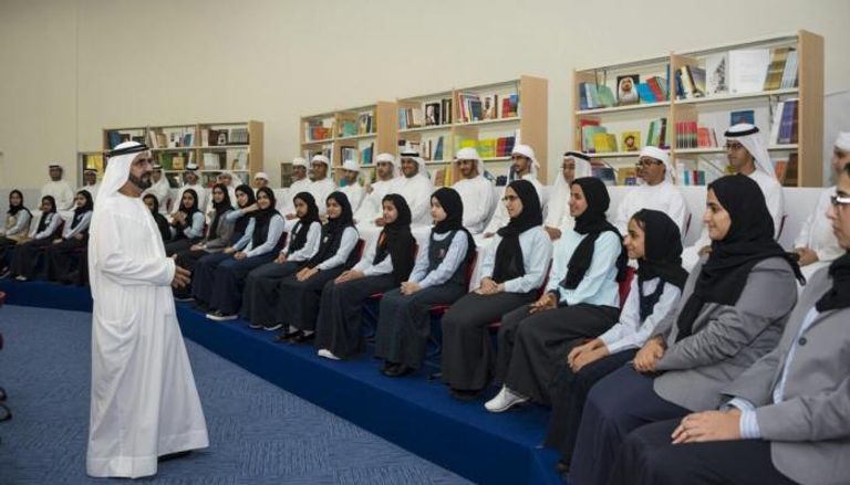 الشيخ محمد بن راشد مع طلاب إماراتيين