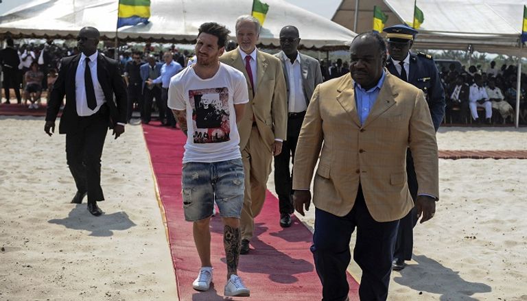 ميسي خلال زيارة الجابون ليونيل ميسي