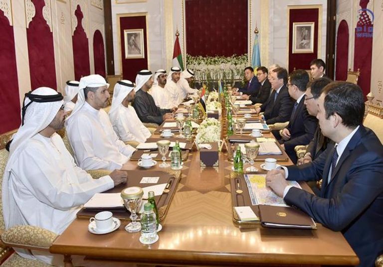 منصور بن زايد يستقبل وفدا وزاريا من جمهورية كازاخستان
