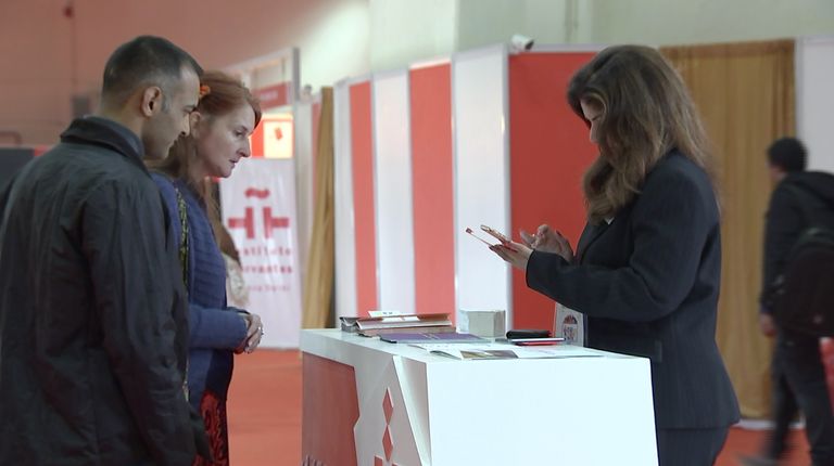 من جناح هيئة الشارقة للكتاب