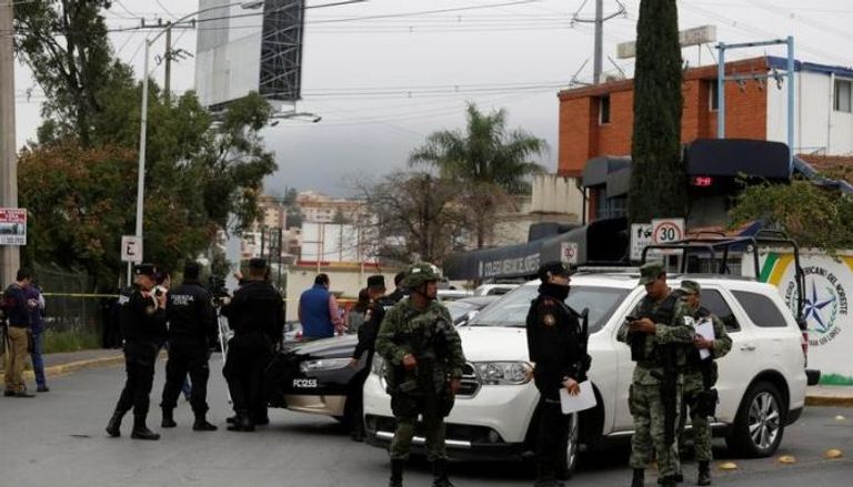 ضباط شرطة وجنود قرب المدرسة التي شهدت إطلاق النار في المكسيك