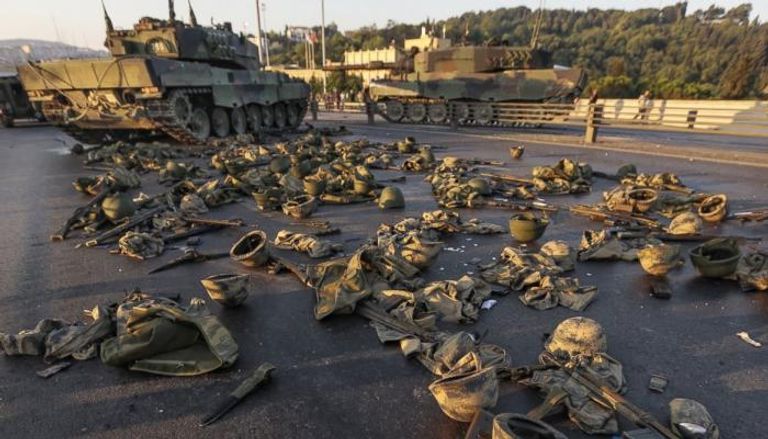 مقصلة أردوغان.. أوامر باعتقال 243 من الجيش التركي