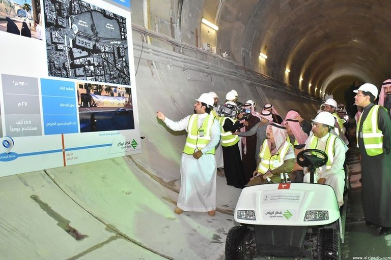 الأمير فيصل خلال جولته بمشروع القطار