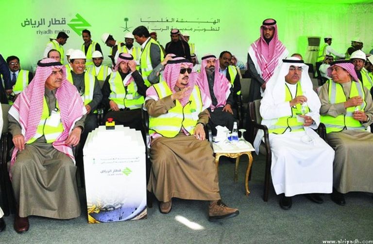 الأمير فيصل خلال جولته بمشروع القطار