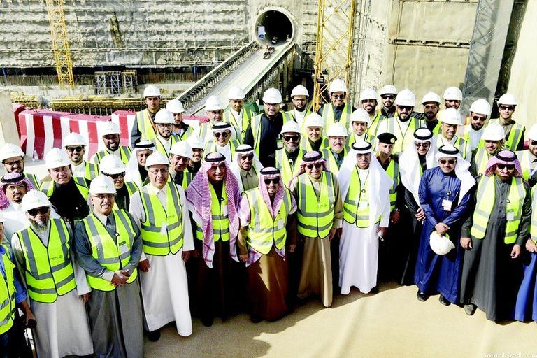 الأمير فيصل خلال جولته بمشروع القطار