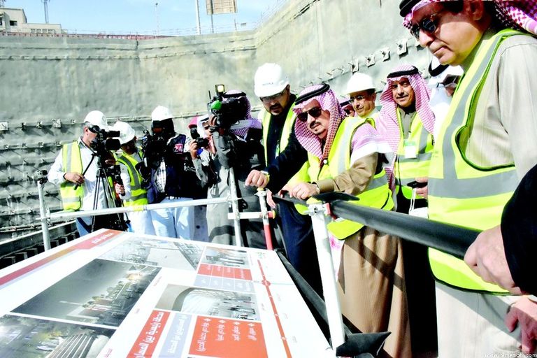 الأمير فيصل خلال جولته بمشروع القطار