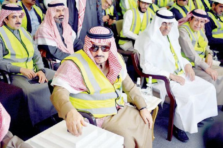 الأمير فيصل خلال جولته بمشروع القطار