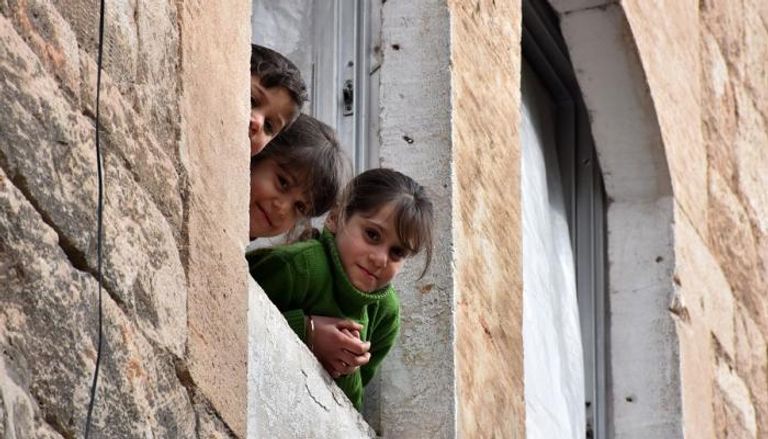 أطفال من فوق أنقاض الحرب بسوريا