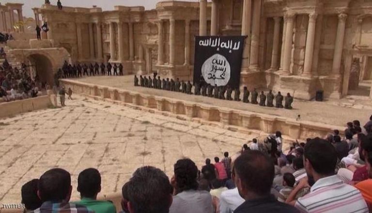 عناصر من تنظيم داعش في المسرح الروماني بتدمر