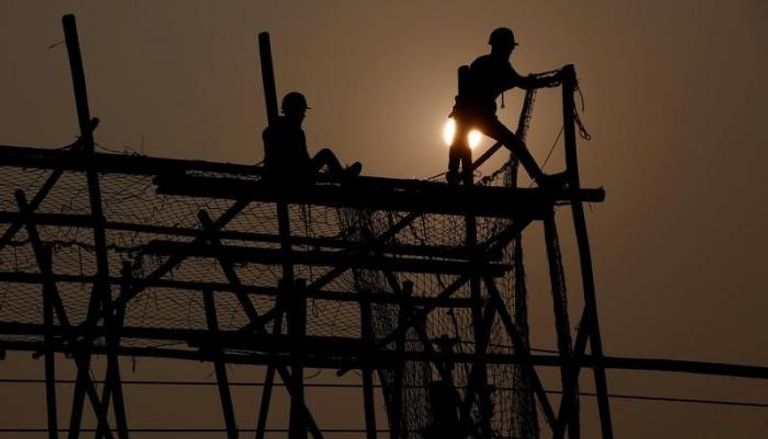 عاملان في موقع بناء بالصين