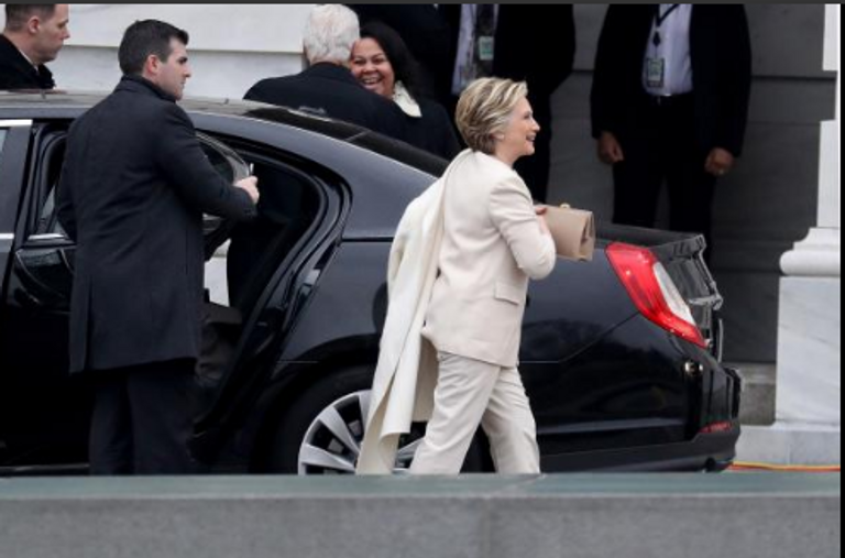 كـلينتون بابتسامة عريضة